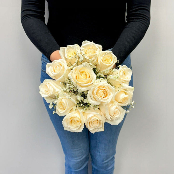 12 WHITE ROSES