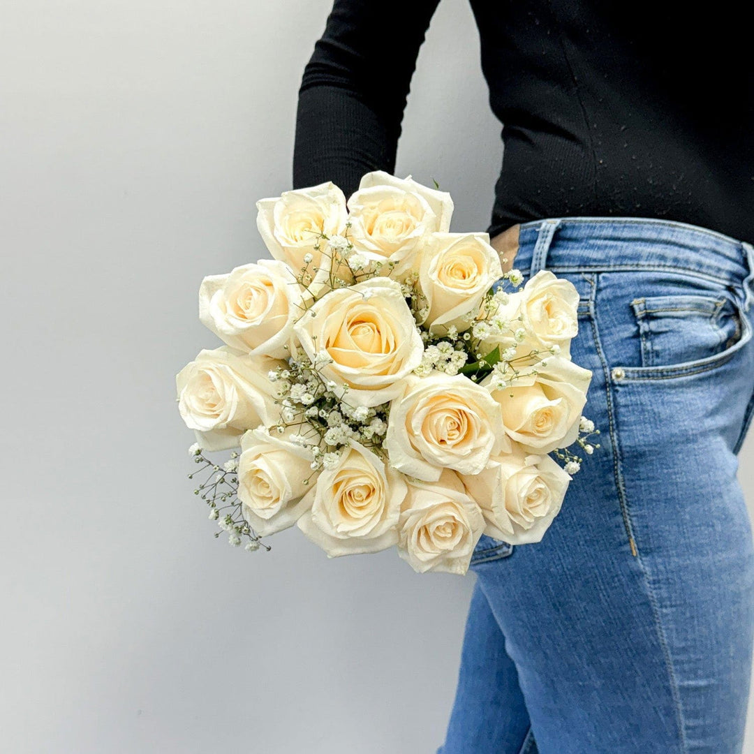 12 WHITE ROSES