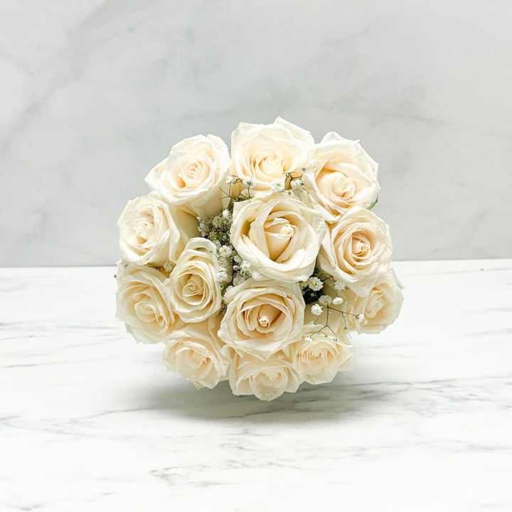 12 WHITE ROSES